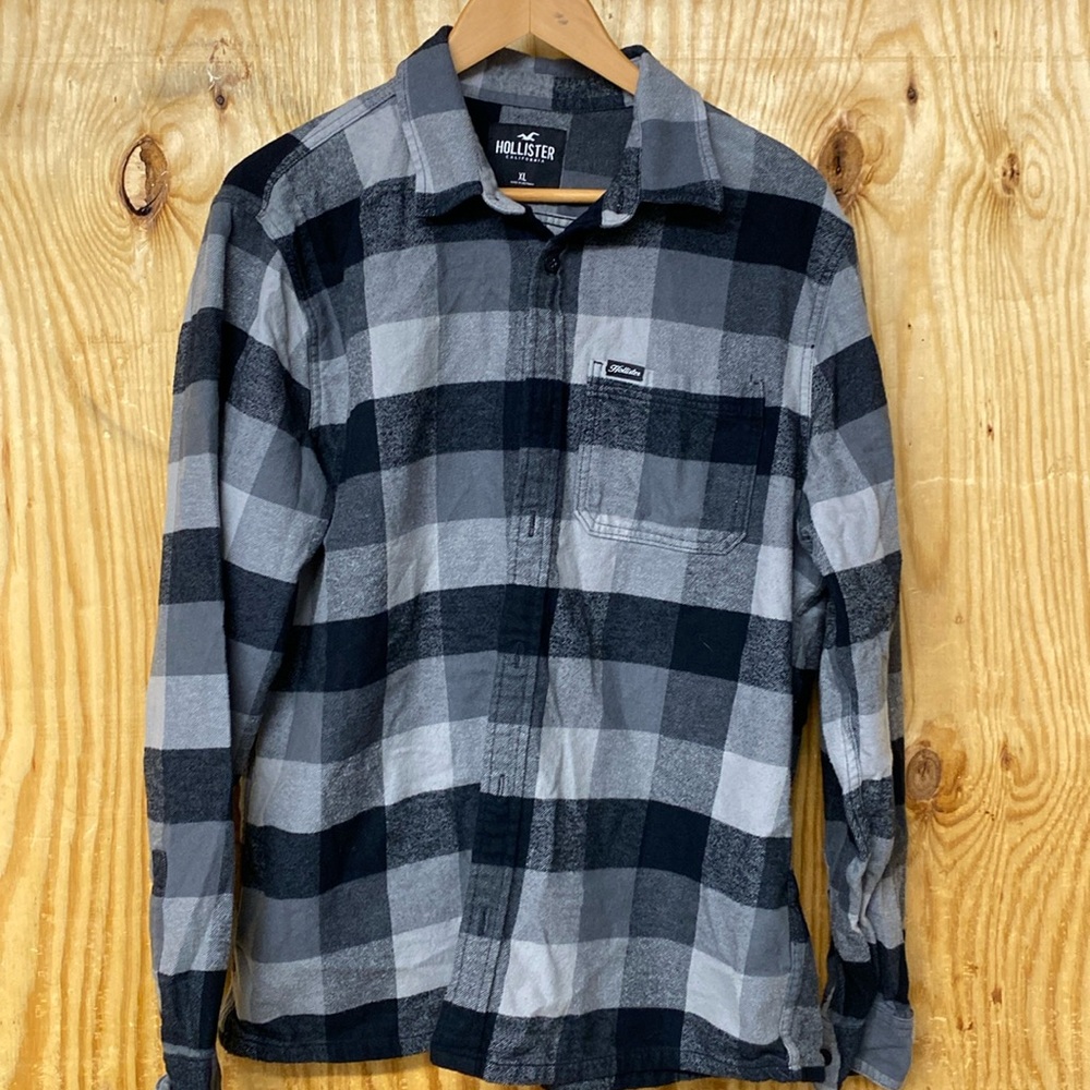 Hollister men’s Flannel button down shirt size XL.